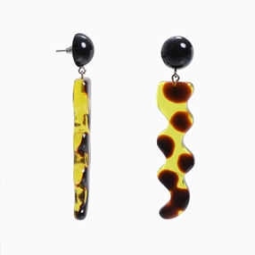 Impress Me pierced earrings with round black & wavy amber resin motifs-